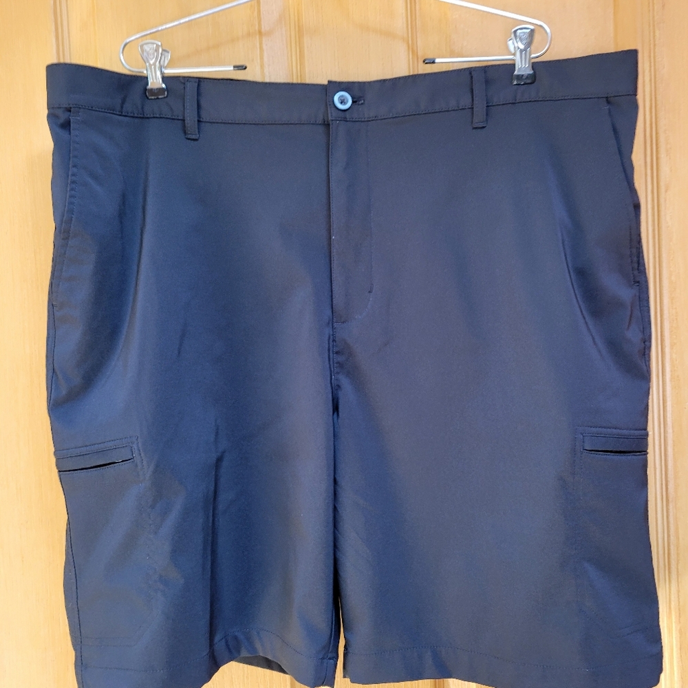 Mens Chaps Golf 6 pocket cooling shorts in black. Size 42